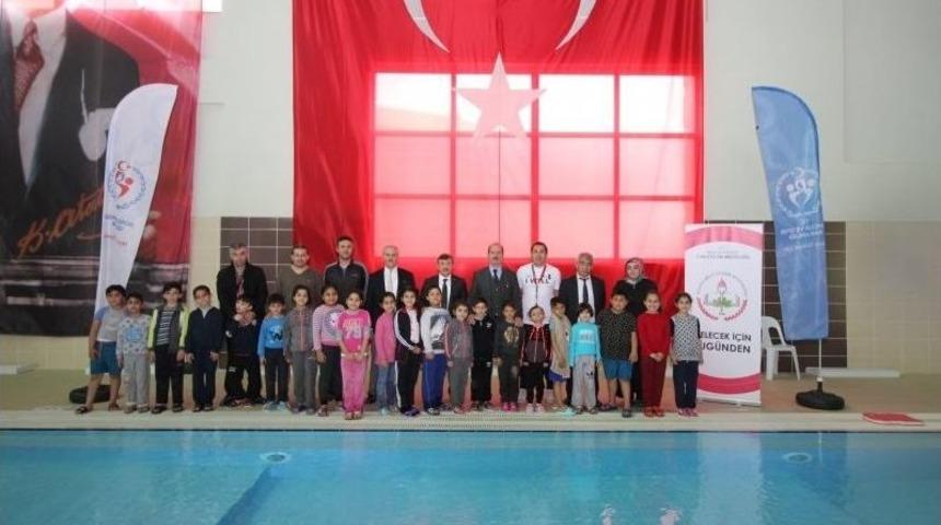 Yalova&rsquo;da Y&uuml;zme Bilmeyen &Ouml;ğrenci Kalmayacak