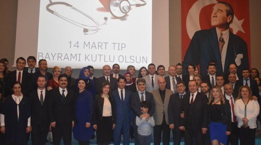 Mardin&rsquo;de 25 Yılını Hastalarına Adayan Doktorlara Plaket