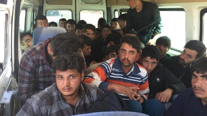 15 Kişilik Minibüste 40 Kaçak Şahıs Yakalandı