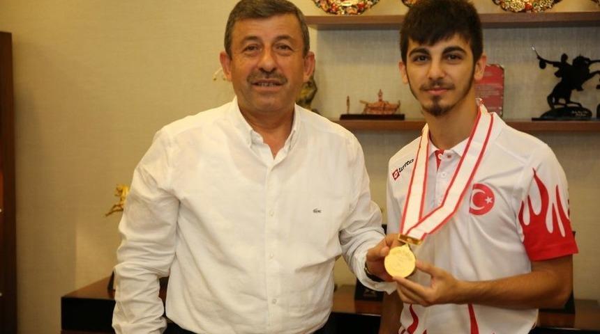 Başkan Karabacak, D&uuml;nya Şampiyonu Eray Şamdan&rsquo;ı Kabul Etti