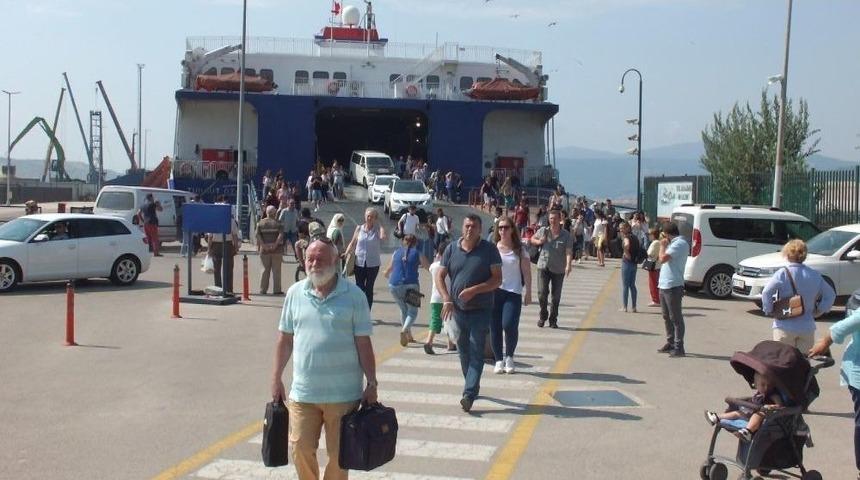 Deniz Otob&uuml;slerinde Tatilci Yoğunluğu