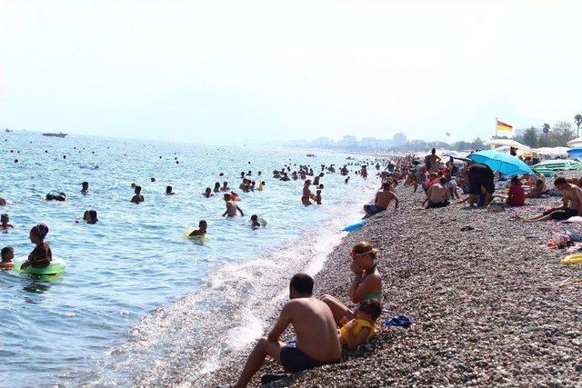 Antalya’da Sahillerde Bayram Yoğunluğu