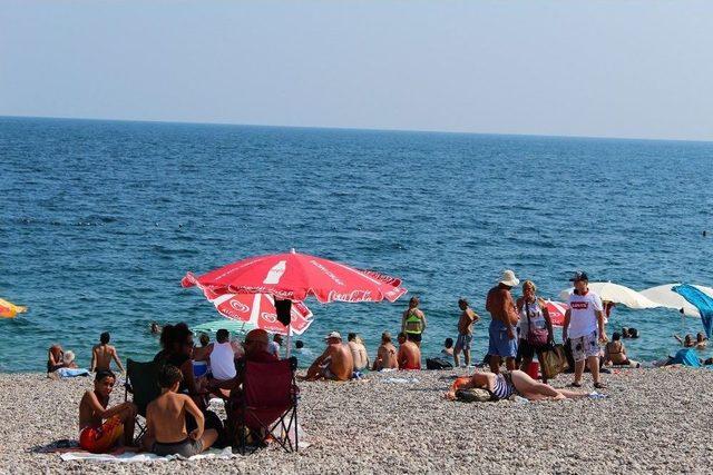 Antalya’da Sahillerde Bayram Yoğunluğu