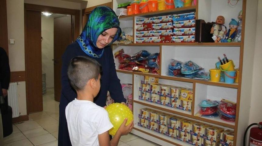 Bayram &Ouml;ncesi &Ccedil;ocuklara Giysi Yardımı