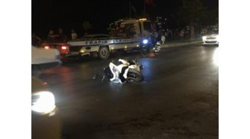 Alanya&rsquo;da Motosiklet Yayaya &Ccedil;arptı: 3 Yaralı
