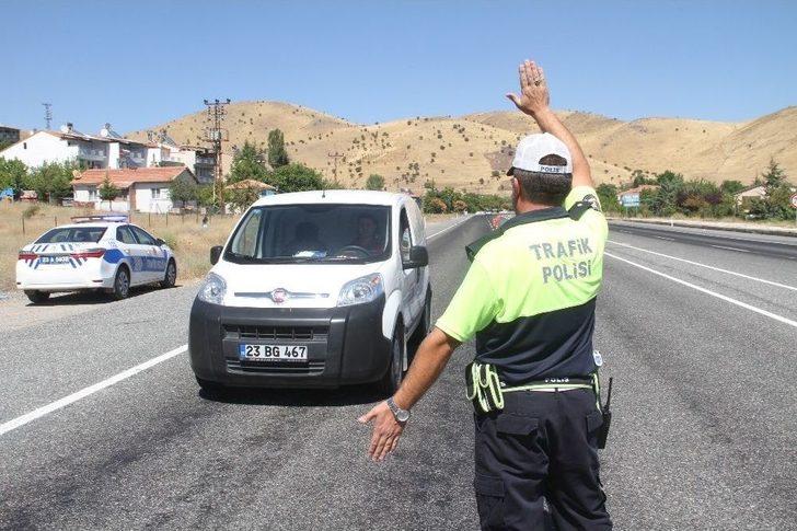 Drone İle Tespit Edilen Hatalı Sürücüler, Kırmızı Düdükle Uyarıldı G2