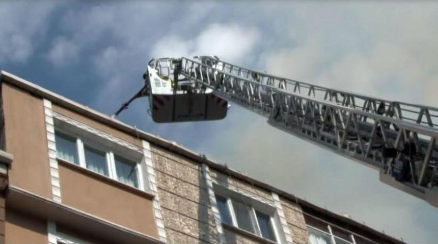 Mahalleliyi Sokağa D&ouml;ken Yangın Umurlarında Olmadı