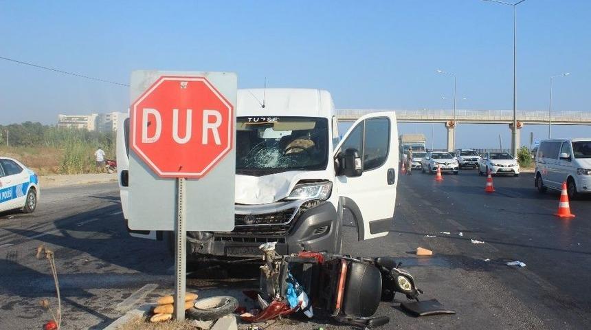 Tur Aracı Elektrikli Bisiklete Çarptı: 1 Ağır Yaralı