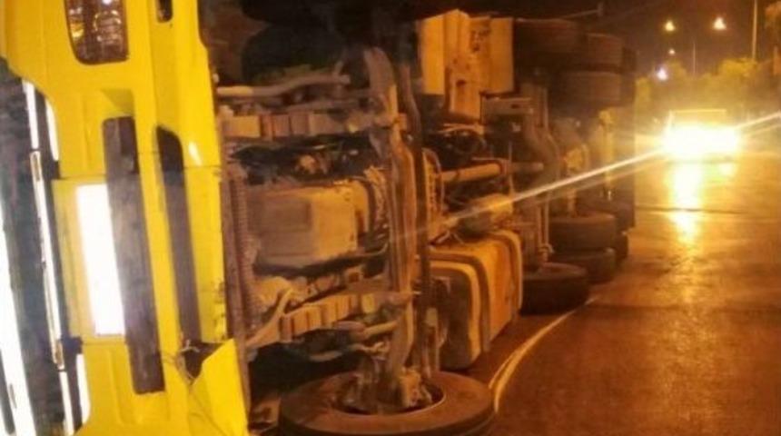 Devrilen Tırın S&uuml;r&uuml;c&uuml;s&uuml; Yaralandı