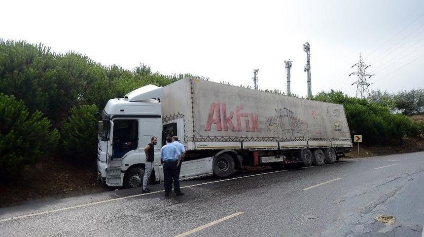 Başakşehir&rsquo;de Yağmur Kaza Getirdi, Tır Yan Yattı