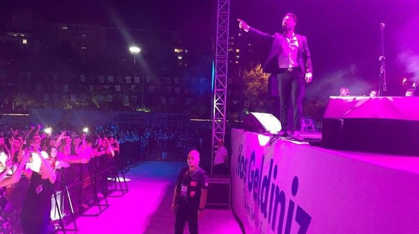 &Ccedil;ılgın Sedat Beylikd&uuml;z&uuml;&rsquo;nde Şarkılarıyla Coşturdu