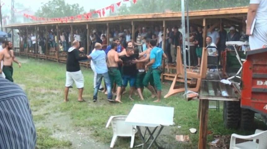 Yağmur Altındaki G&uuml;reşlerde Pehlivanlar Arasında Gerginlik