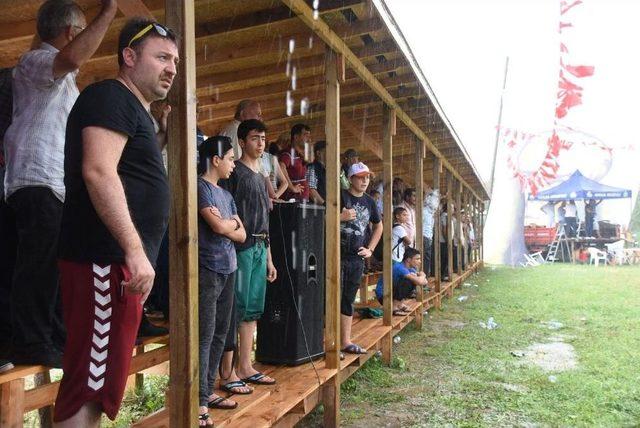 Yağmur Altındaki G&uuml;reşlerde Pehlivanlar Arasında Gerginlik 1