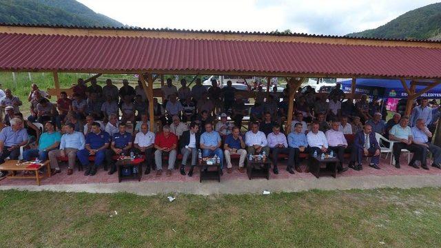 Yağmur Altındaki G&uuml;reşlerde Pehlivanlar Arasında Gerginlik 2