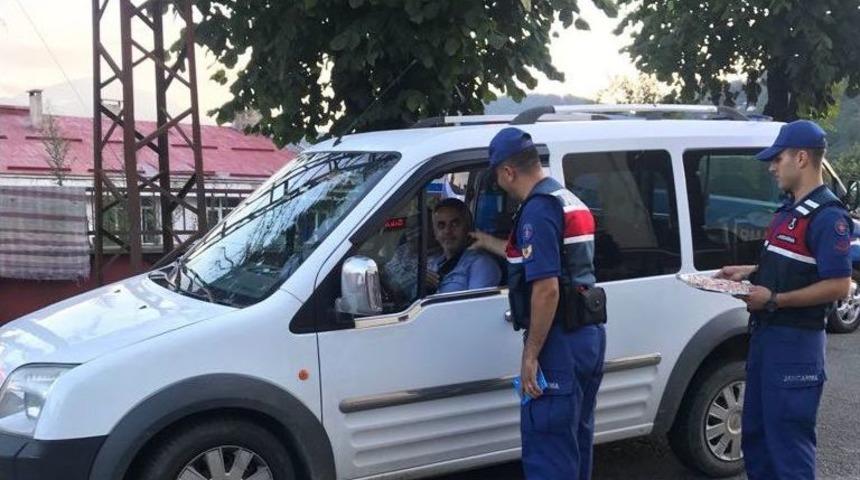 Jandarmadan Sürücülere Çikolata Ve Bayram Tebriği