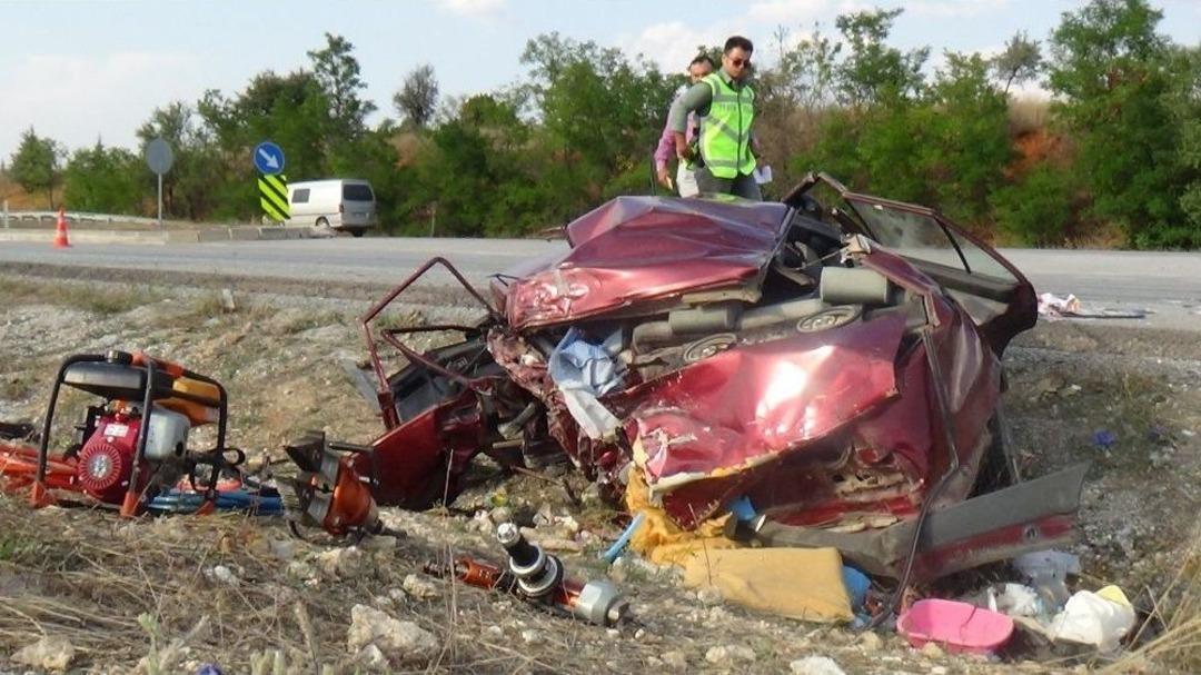 K&uuml;tahya&rsquo;da Tır Otomobile &Ccedil;arptı: 2 &Ouml;l&uuml;, 7 Yaralı