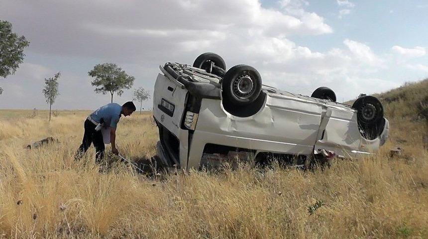 Konya&rsquo;da Minib&uuml;s Takla Attı: 3 Yaralı