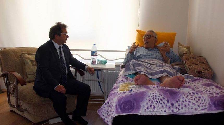 Sağlık M&uuml;d&uuml;r&uuml; Benli, 15 Temmuz Hain Darbe Girişiminde Yatalak Olan Adil &Ouml;zt&uuml;rk&rsquo;&uuml; Ziyaret Etti
