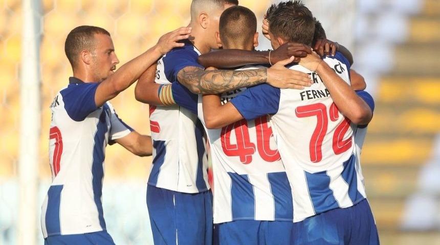 Galatasaray&rsquo;ın Şampiyonlar Ligi&rsquo;ndeki Rakipleri Zirveden Uzak