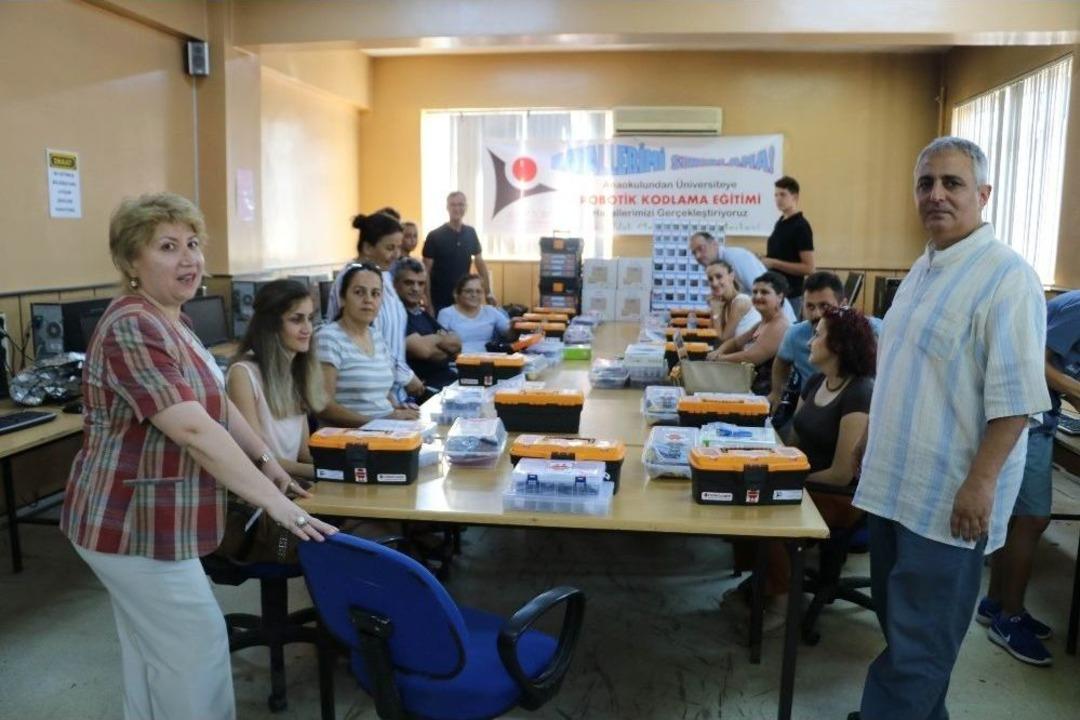 (&ouml;zel) T&uuml;rk Gen&ccedil;liği &lsquo;robotik Kodlama&rsquo; İle Makinelere H&uuml;kmedecek