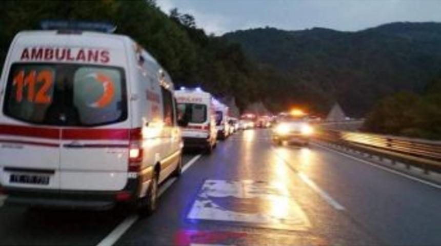 Boz&uuml;y&uuml;k Belediyesi&rsquo;nden Mahsur Kalan Yolculara Kek Ve Meyve Suyu İkramı