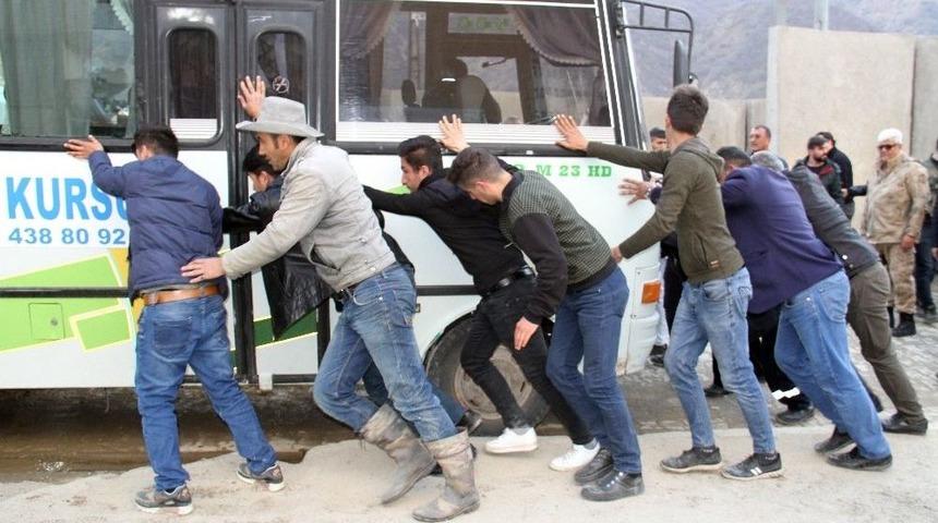 Şemdinli&rsquo;de Trafik Kazası: 2 Yaralı