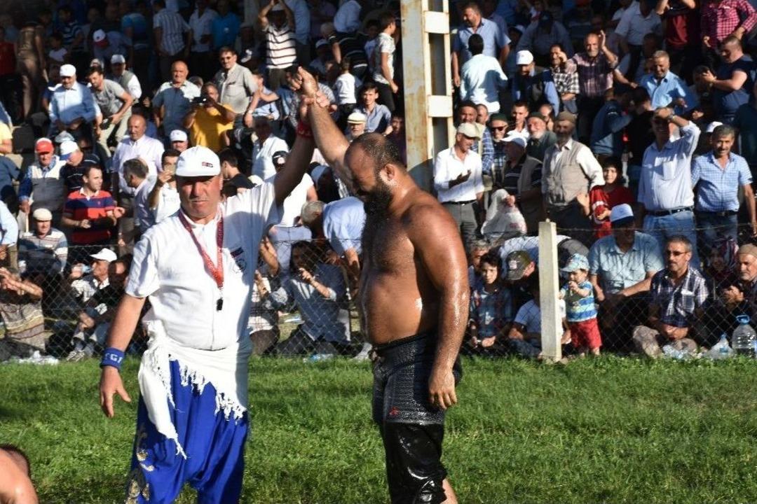 Tosya G&uuml;reşleri&rsquo;nde Başpehlivan Orhan Okulu Oldu