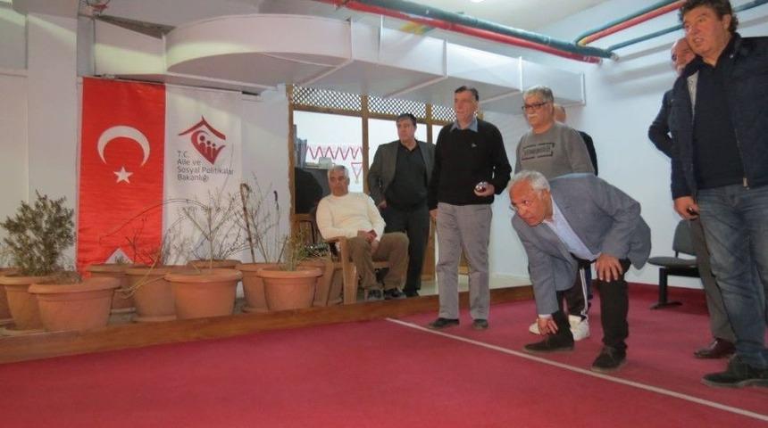 Teknik Direkt&ouml;r Kalpar, Yaşlılarla Bocce Oynadı