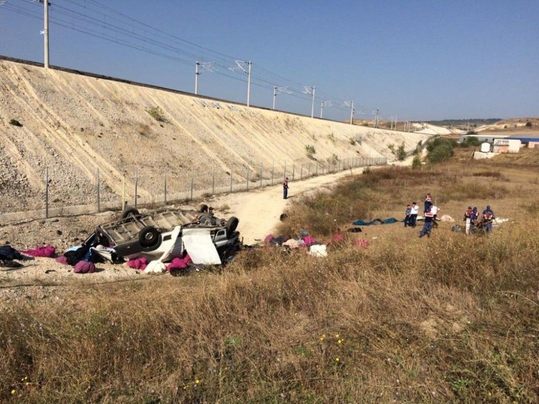 Hafif Ticari Ara&ccedil; Şarampole Yuvarlandı: 1 &Ouml;l&uuml;, 1 Yaralı