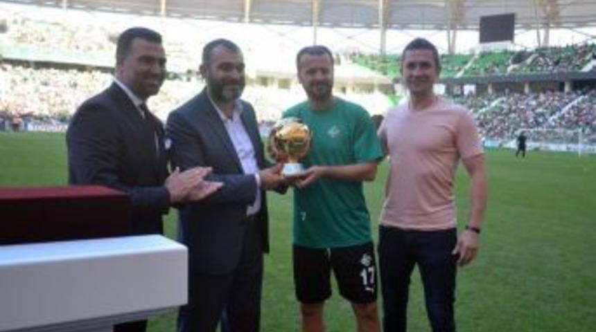 İlyas &Ccedil;akmak Altın Top &Ouml;d&uuml;l&uuml;n&uuml; Hakan &Uuml;nsal&rsquo;dan Aldı