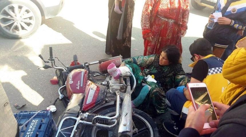 Motosikletin Çarptığı Kadının Ayağına Fren Pedalı Saplandı