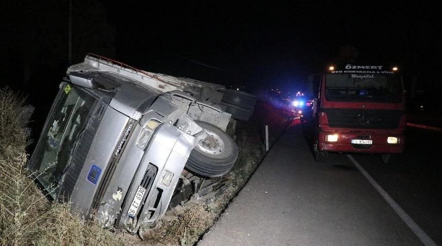 Bolu&rsquo;da Kavşaktan D&ouml;nen Otomobil Kamyonla &Ccedil;arpıştı: 5 Yaralı