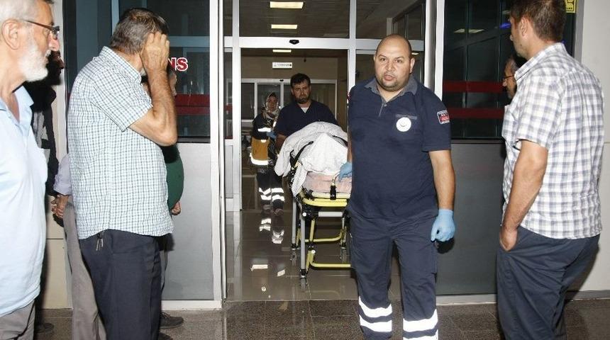 Trakt&ouml;r Devrildi: 2 Kişi Yaralı