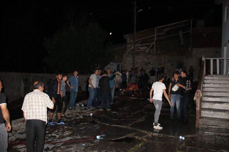 Elektrik Tellerinden Çıkan Yangın 5 Ev Ve Ahırı Kül Etti G2