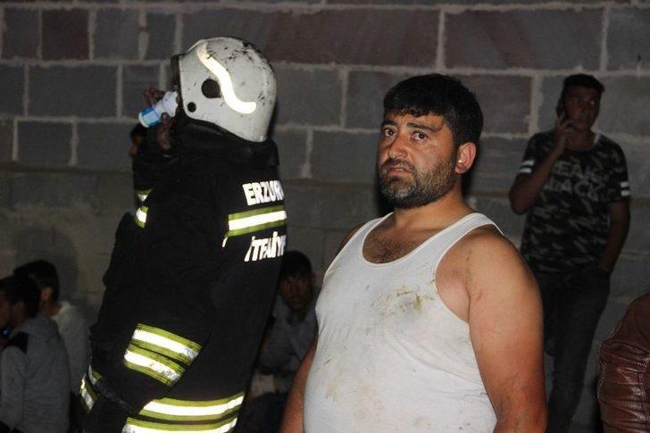 Elektrik Tellerinden Çıkan Yangın 5 Ev Ve Ahırı Kül Etti G3