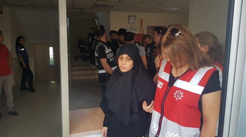 Bebeklerini Bırakıp El Ele Gasp Yapmaya Gittiler