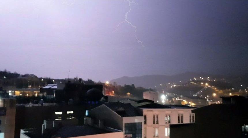 Karab&uuml;k&rsquo;te Şimşekler G&ouml;ky&uuml;z&uuml;n&uuml; Aydınlattı