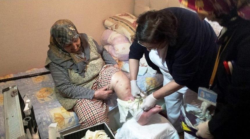 Evde Bakıma Muhta&ccedil; Vatandaşların Yardımına Onlar Koşuyor