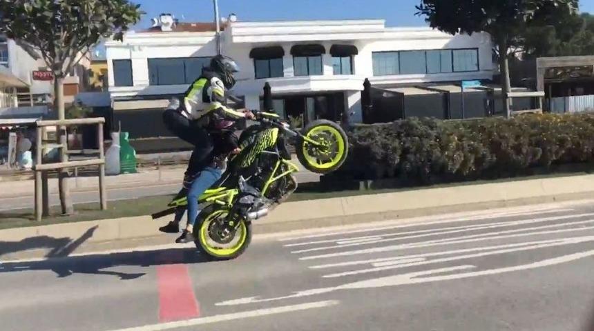 (&ouml;zel) Sevgilisini Sırt&uuml;st&uuml; Motosiklete Yatırıp Tek Teker &Uuml;st&uuml;nde Gitti