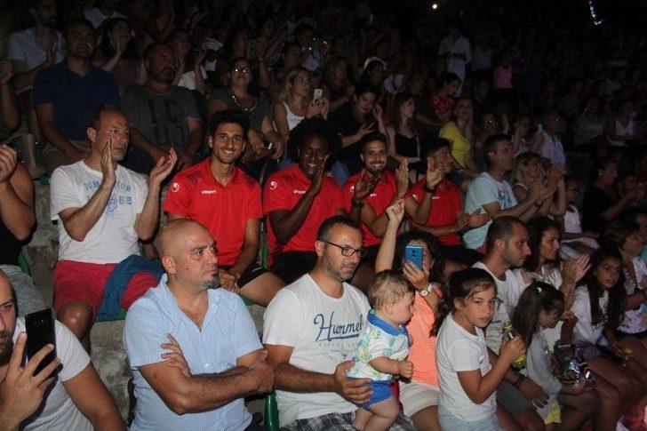 Koray Avcı En Güzel Şarkılarını Ayvalıkgücü Belediyespor İçin Seslendirdi G2