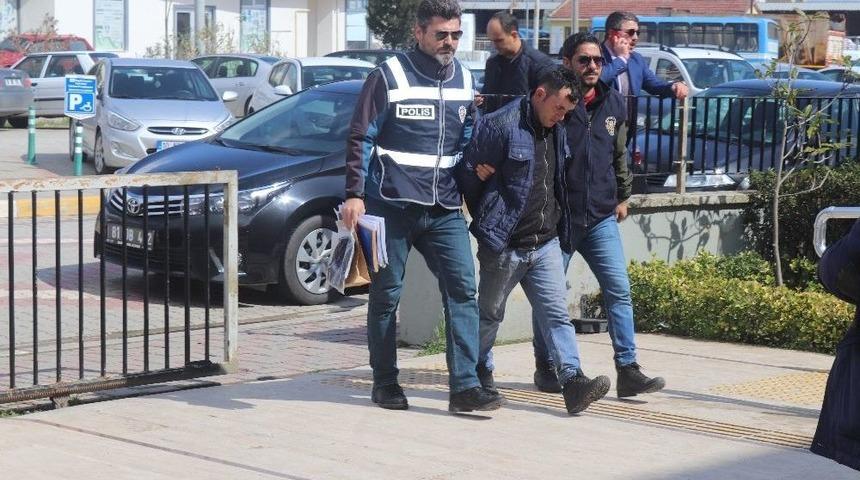 Silahlı Gasp&ccedil;ı &Ccedil;antasını Aldığı Gen&ccedil; Kızı Yerde S&uuml;r&uuml;kledi