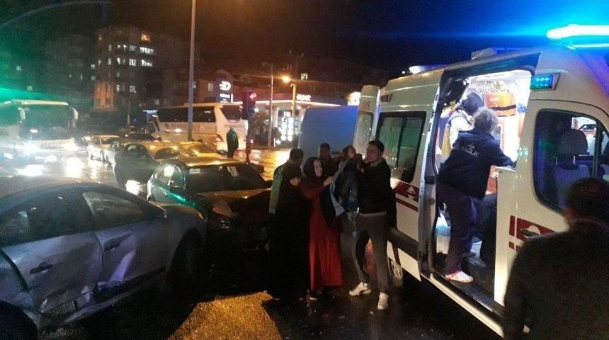 Kocaeli&rsquo;de 2 Otomobil &Ccedil;arpıştı: 1&rsquo;i &Ccedil;ocuk 6 Yaralı