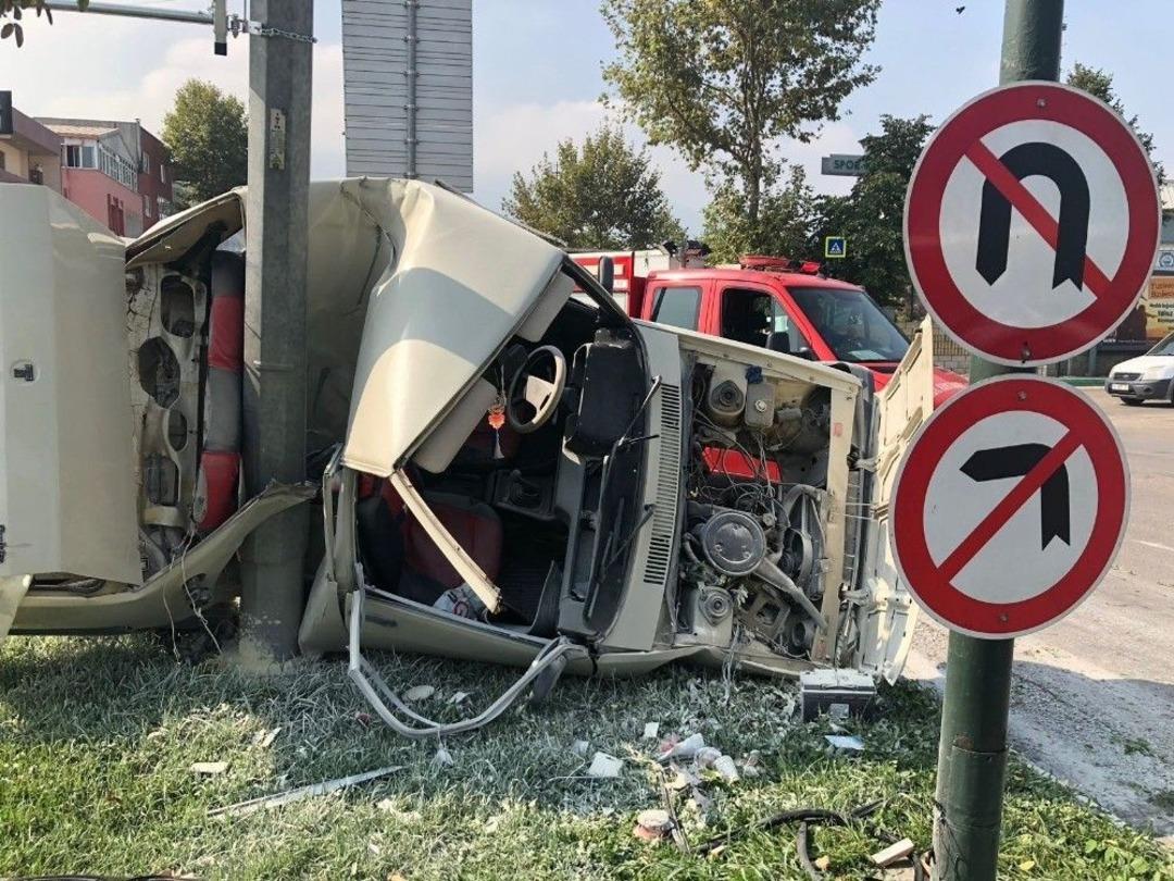 Elektrik Direğine &Ccedil;arpan Otomobil Kağıt Gibi Yırtıldı