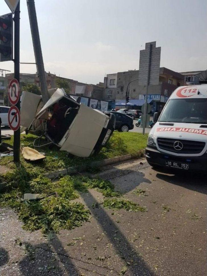 Elektrik Direğine Çarpan Otomobil Kağıt Gibi Yırtıldı G2