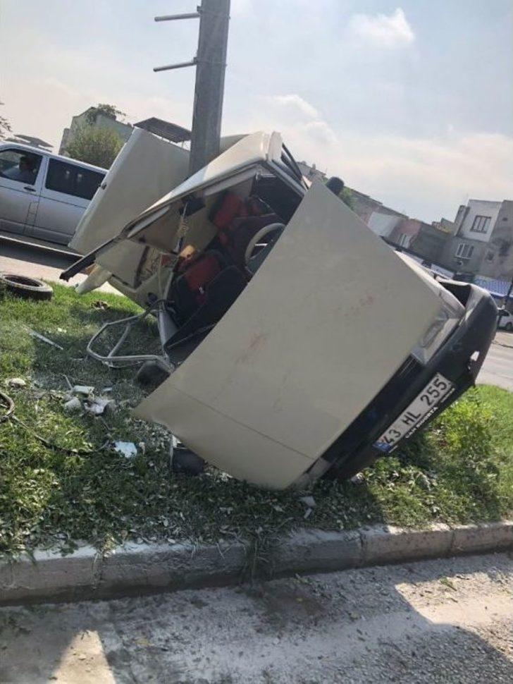 Elektrik Direğine Çarpan Otomobil Kağıt Gibi Yırtıldı G5