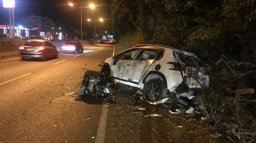 &Ouml;nce Ağa&ccedil;lara Sonra Bariyerlere &Ccedil;arparak Durabildi