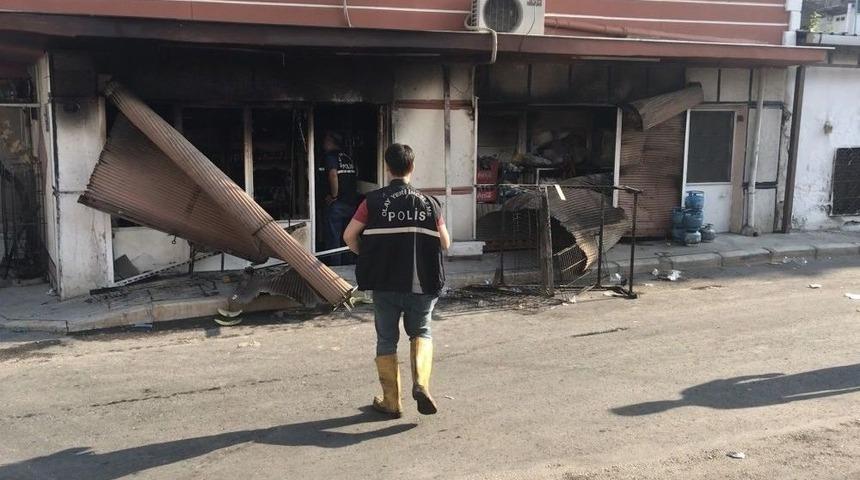 Yakınının &Ouml;ld&uuml;ğ&uuml;n&uuml; Duydular, Katil Zanlısının Evini Ve İş Yerini Kundakladılar