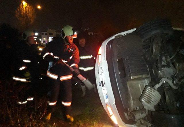 Lastiği Patlayan Otomobil Ağaçlık Alana Devrildi: 2 Yaralı