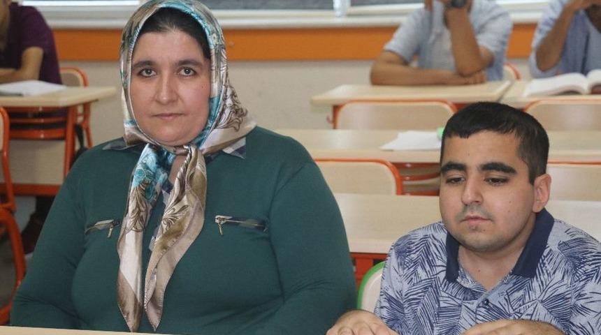 G&ouml;rme Engeline Rağmen Gezmekten Ve &Ouml;ğrenmekten Vazge&ccedil;medi