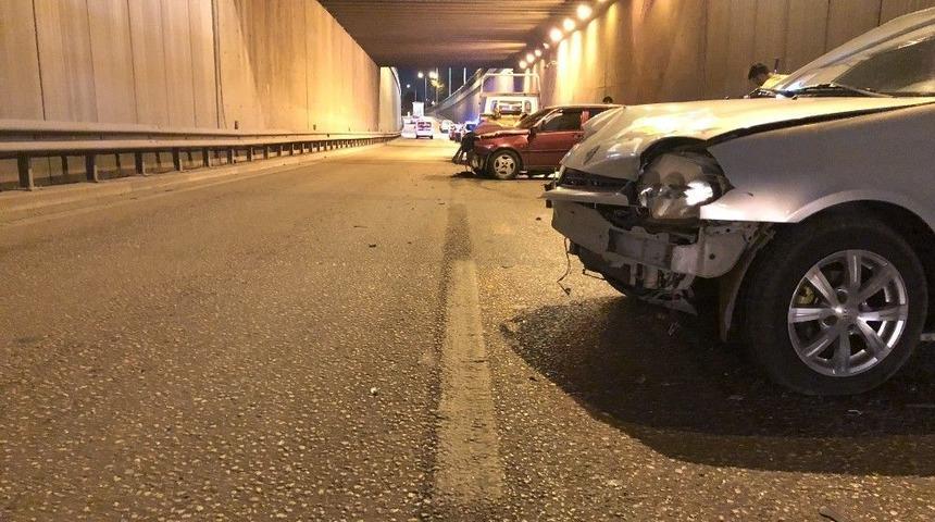 Alkoll&uuml; S&uuml;r&uuml;c&uuml; Zincirleme Kazaya Yol A&ccedil;tı: 3 Yaralı